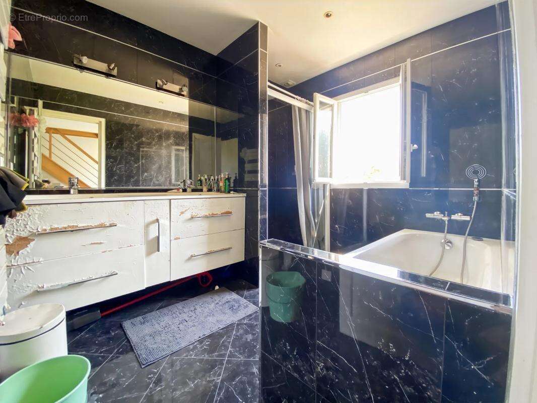 Maison de 4 pièces de 100 m² à Saint-Cyr-l'École - photo 8