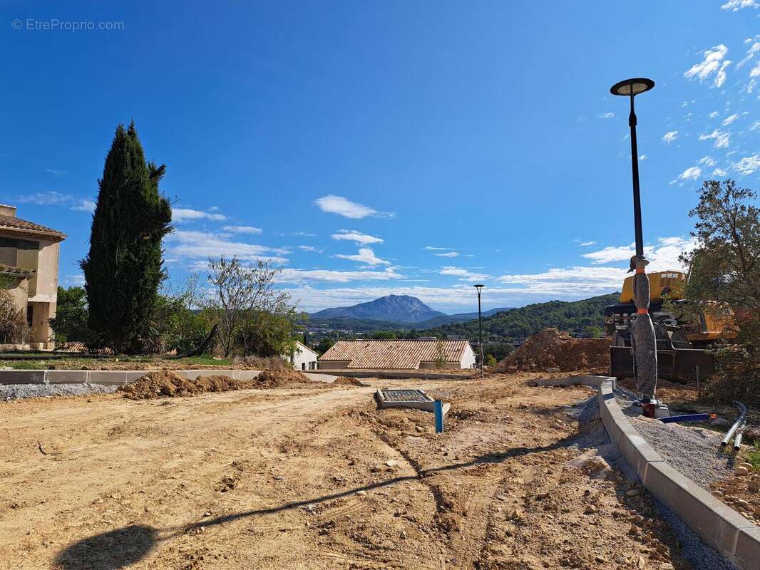 Terrain 1060 m² à Aix-En-Provence  - photo 2