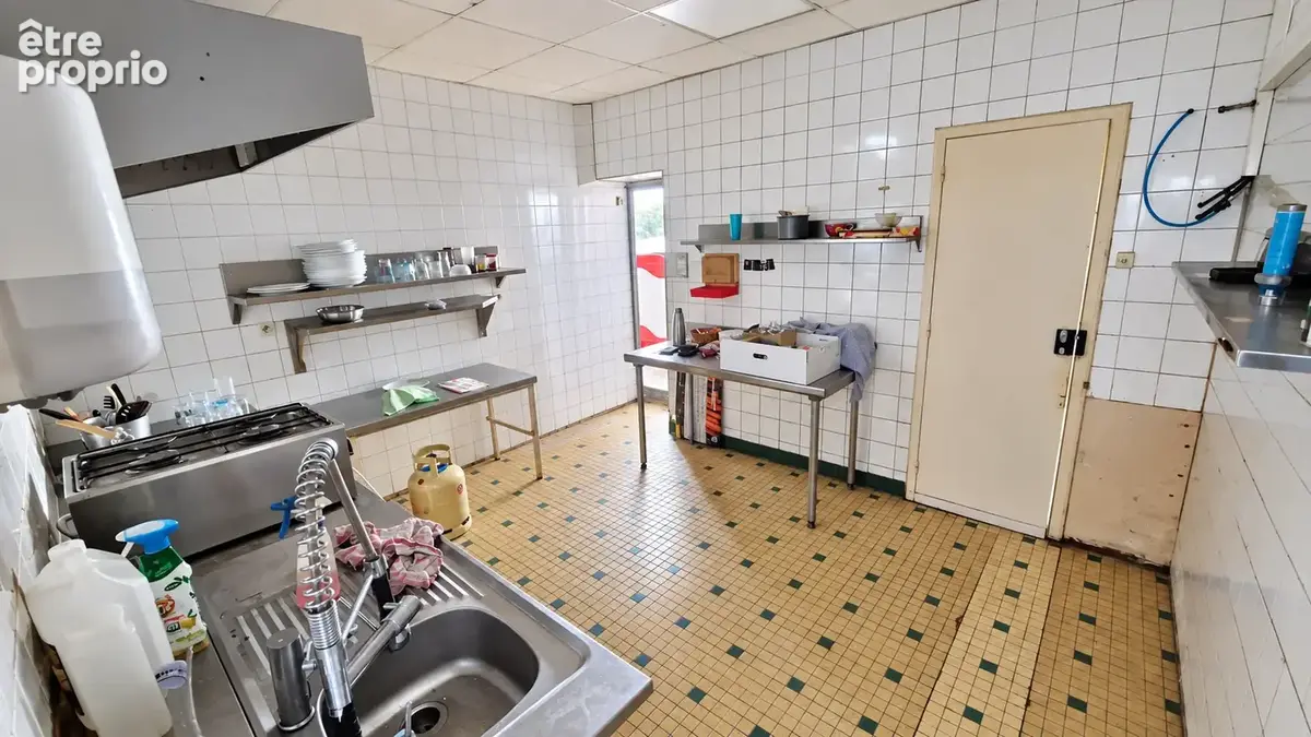 Renazé   immeuble 221 m2 au cœur de la ville   local commercial, habitation et garage - photo 8