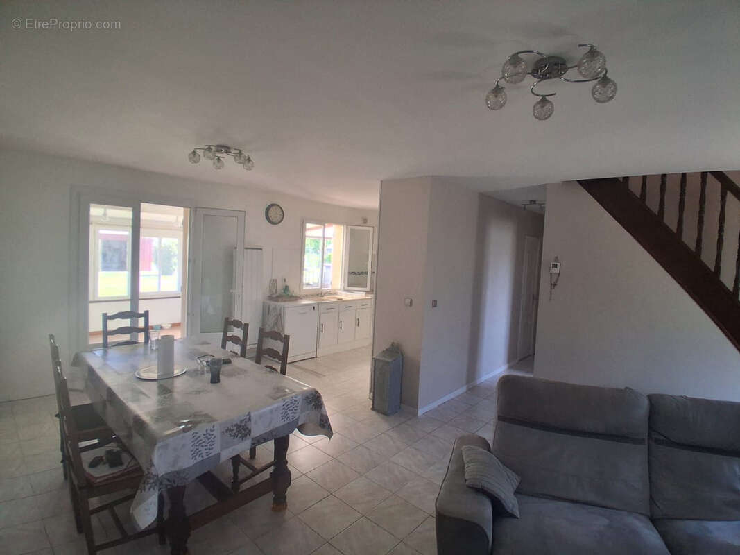 Maison à TAVAUX-ET-PONTSERICOURT