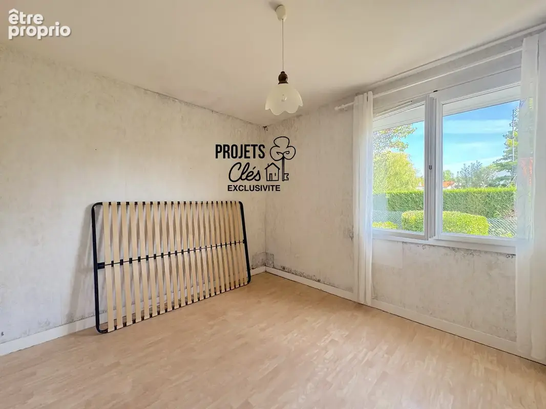 Maison à rénover, 2 chambres et un bureau - proximité immédiate des commerces et services - photo 5