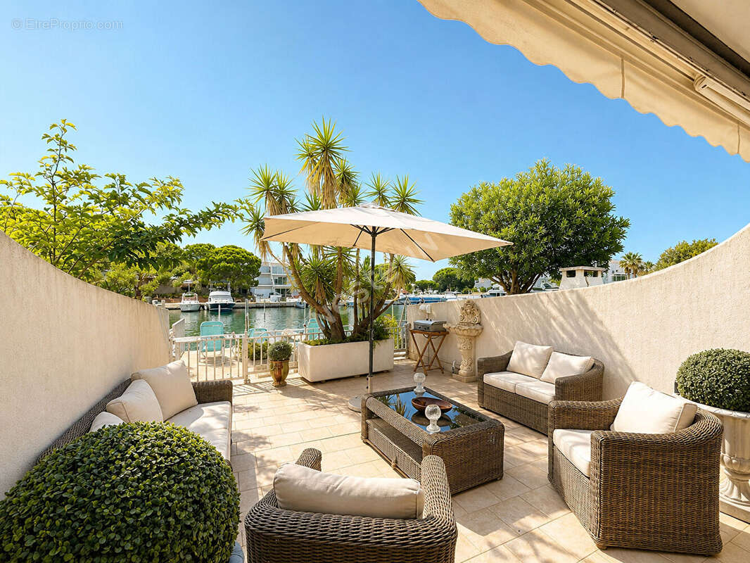 Port Camargue belle Marina de type P5 avec Appontement de 5.38M sur 15M - photo 3