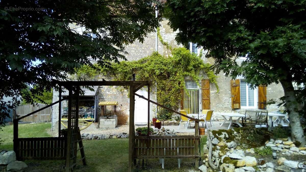Grande maison familiale avec possibilité de revenus - photo 11