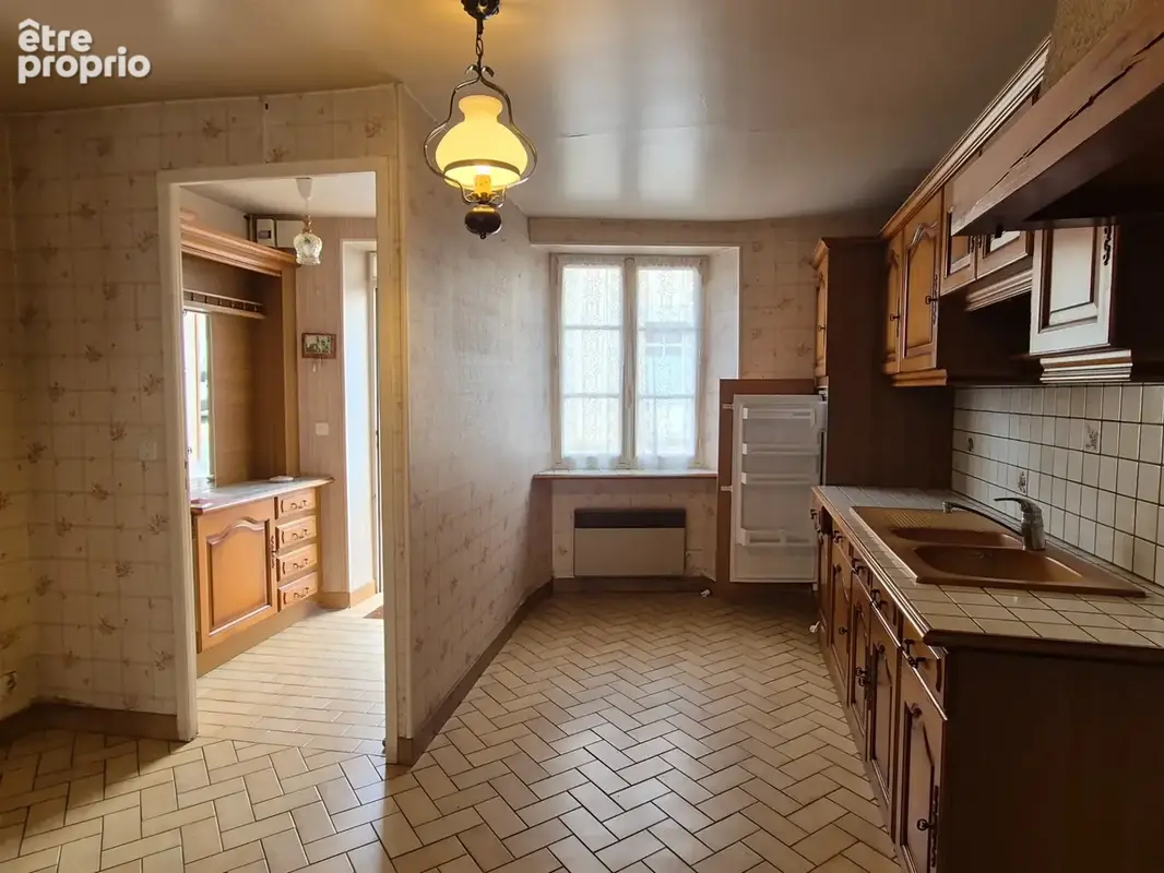 Indre (36) : maison de bourg à vendre 6 pièces de 156 m2 Véranda jardin clos et appartement supplémentaires ! - photo 4