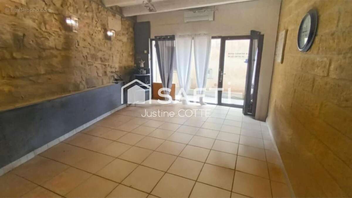 Photo 2 - Commerce à SAINT-JUST