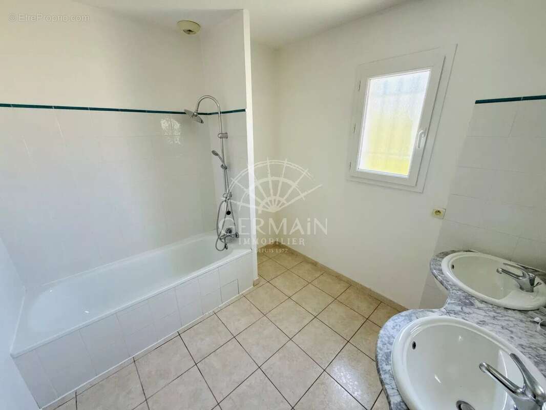 Maison familiale avec piscine et garage - Lagnes - photo 11