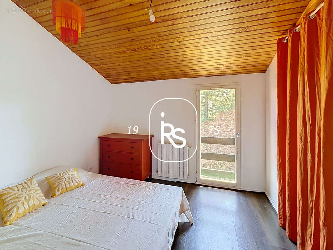 Une lumineuse maison en bois de 143 m2 habitables au milieu d’un terrain arboré de 3407 m2 avec piscine et dép - photo 11