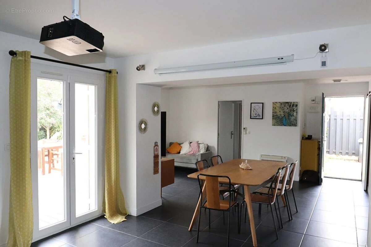 Maison à SAINT-CYR-SUR-MER