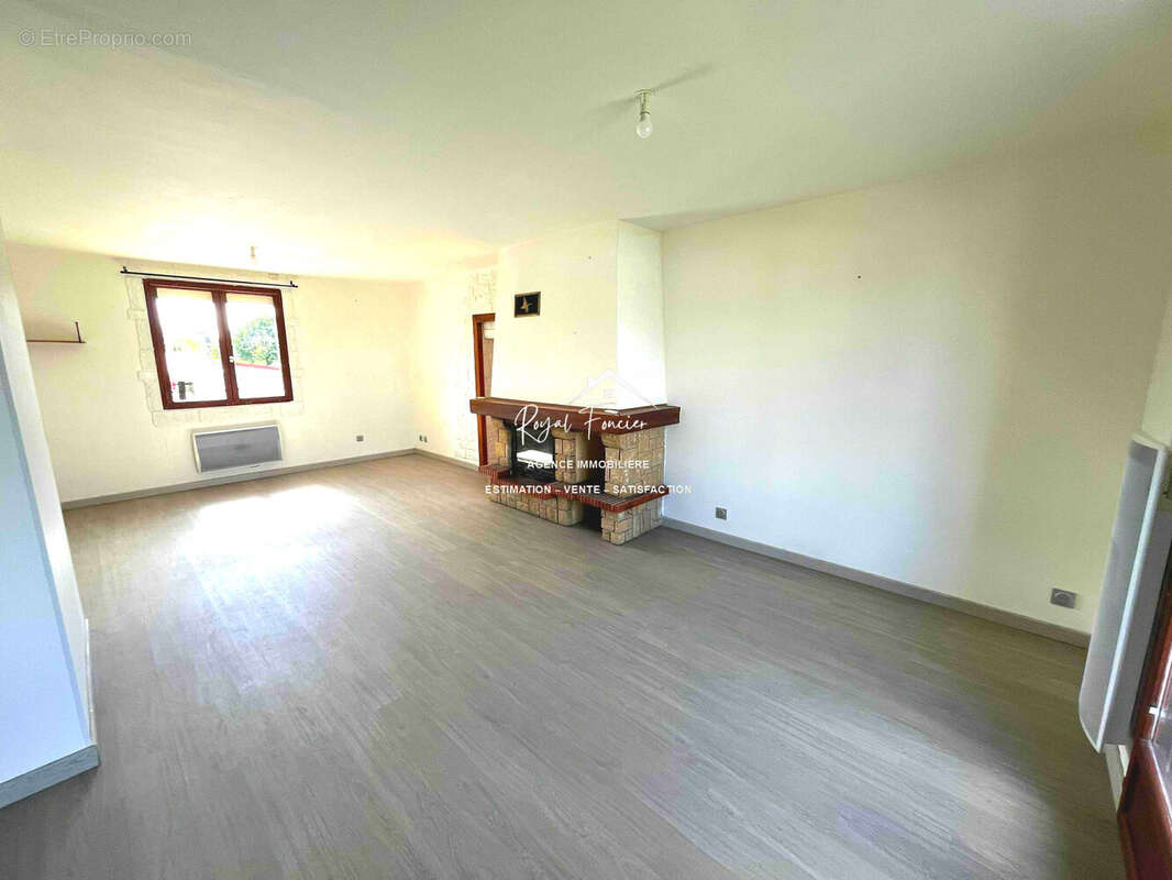 Séjour avec cheminé - Maison à INGRANDES