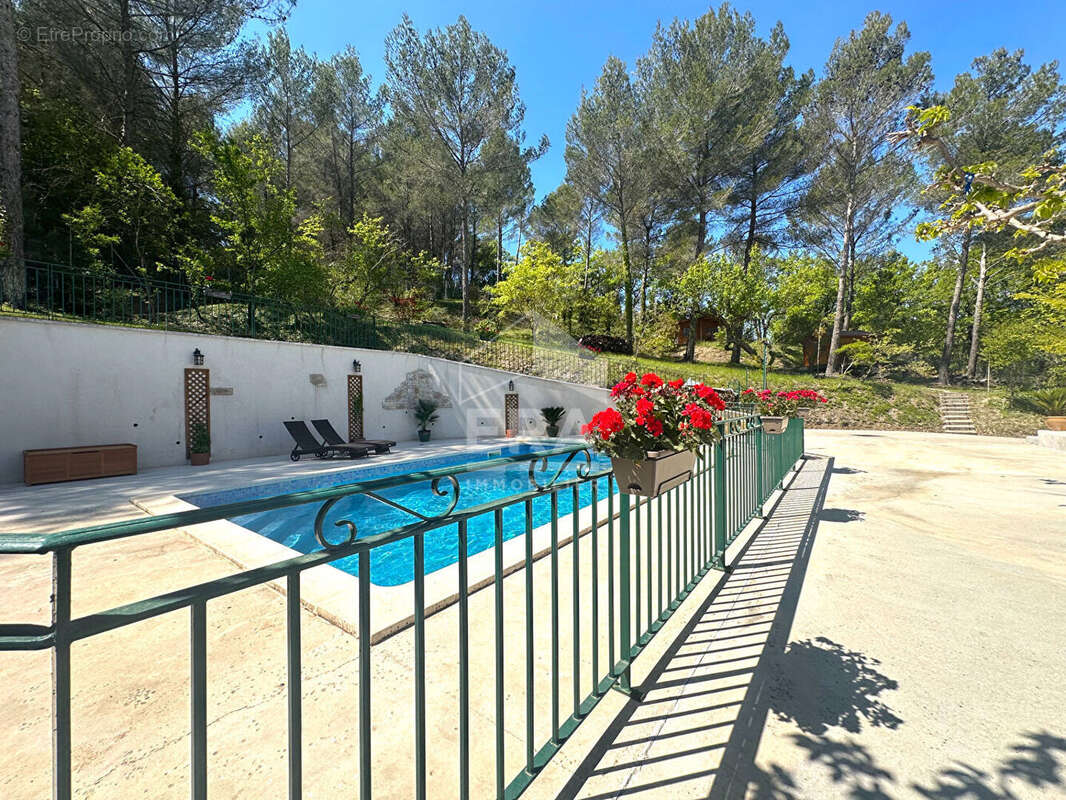 Maison à SIMIANE-COLLONGUE