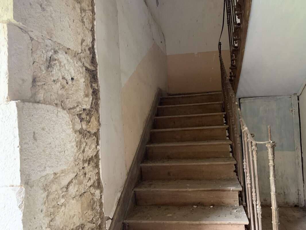 11 escalier reliant rdc et étages (depuis l'entrée) - Maison à MAUVEZIN