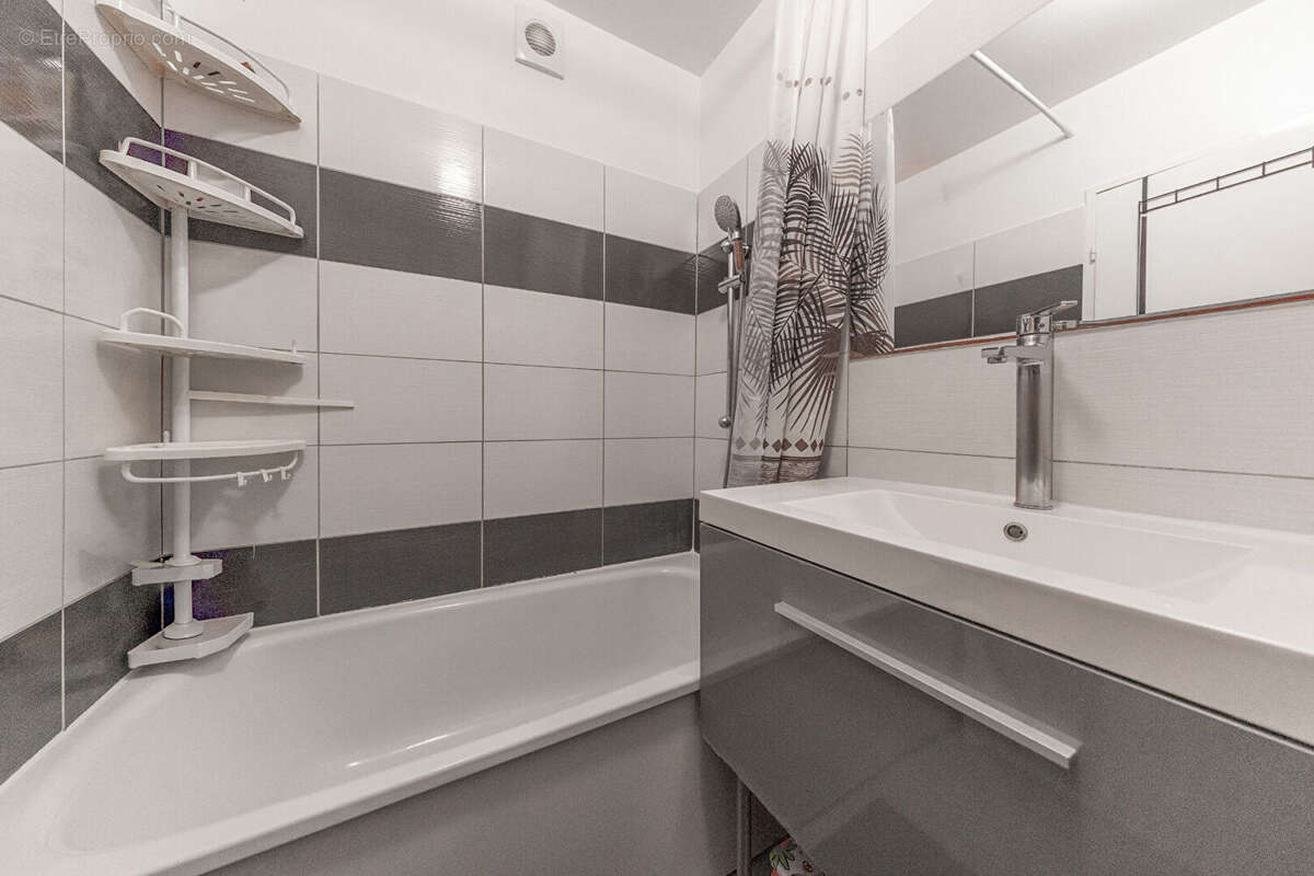 Appartement 4 pièces - beaux volumes, lumineux et proches des commodités - photo 9