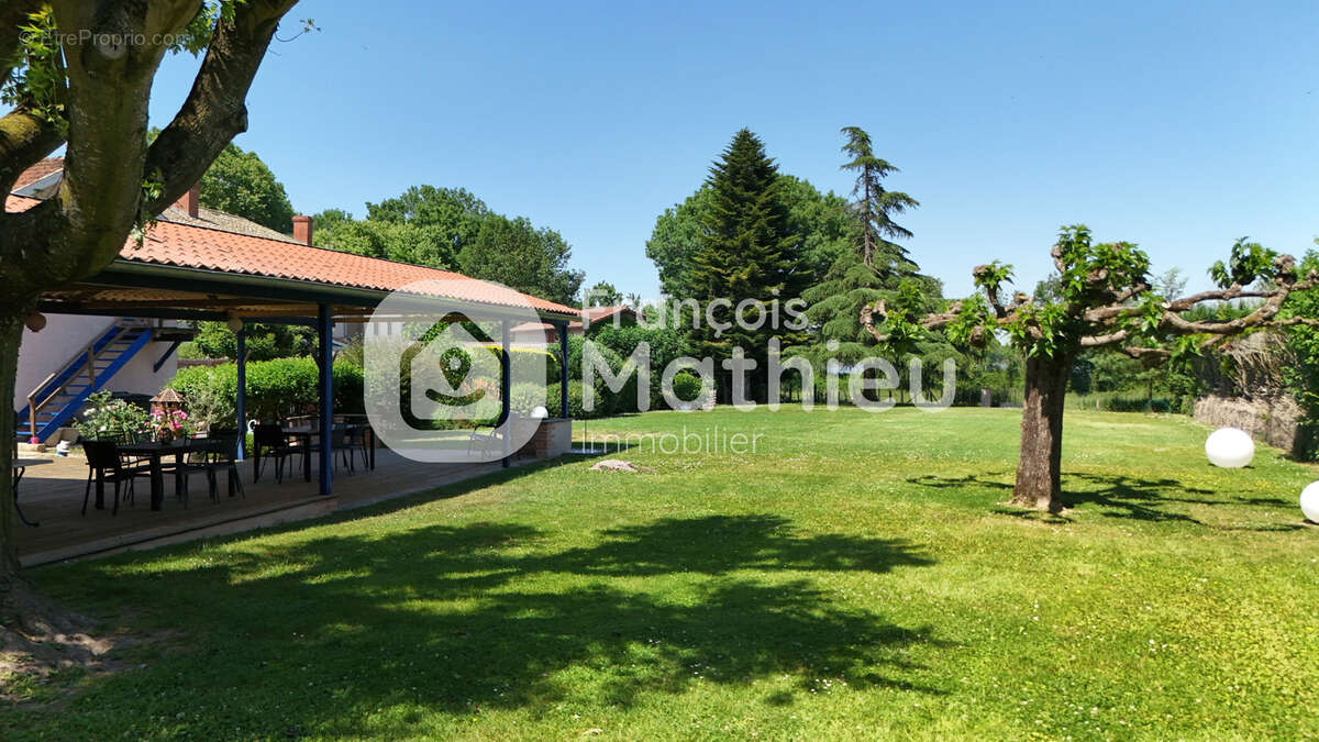 BOULIGNEUX - Propriété de caractère sur 2 211 m2 de terrain - photo 2