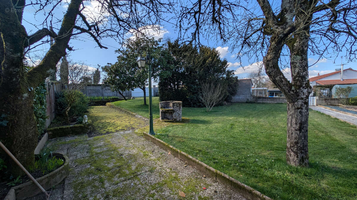 Maison à LES LANDES-GENUSSON