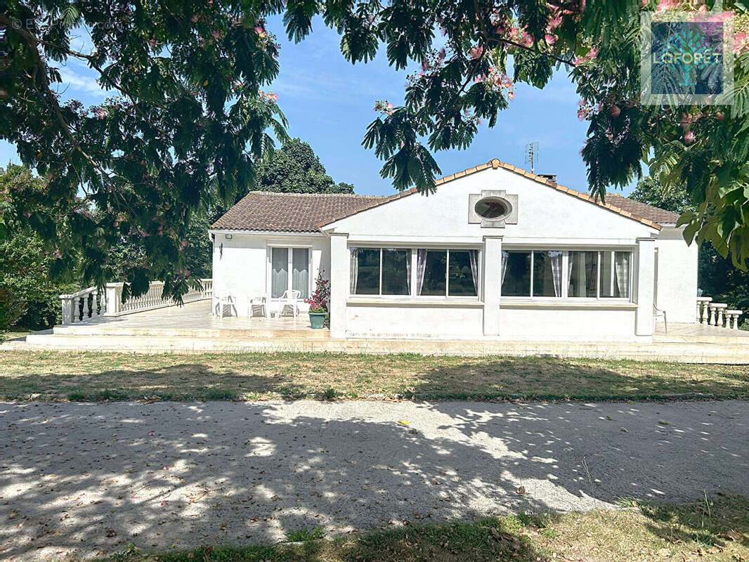 Maison à SAINT-GENIS-DE-SAINTONGE