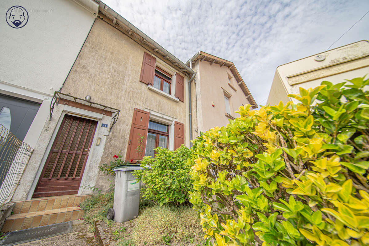 Maison avec jardin, deux garages et grenier aménageable : un beau potentiel à exploiter ! - photo 8