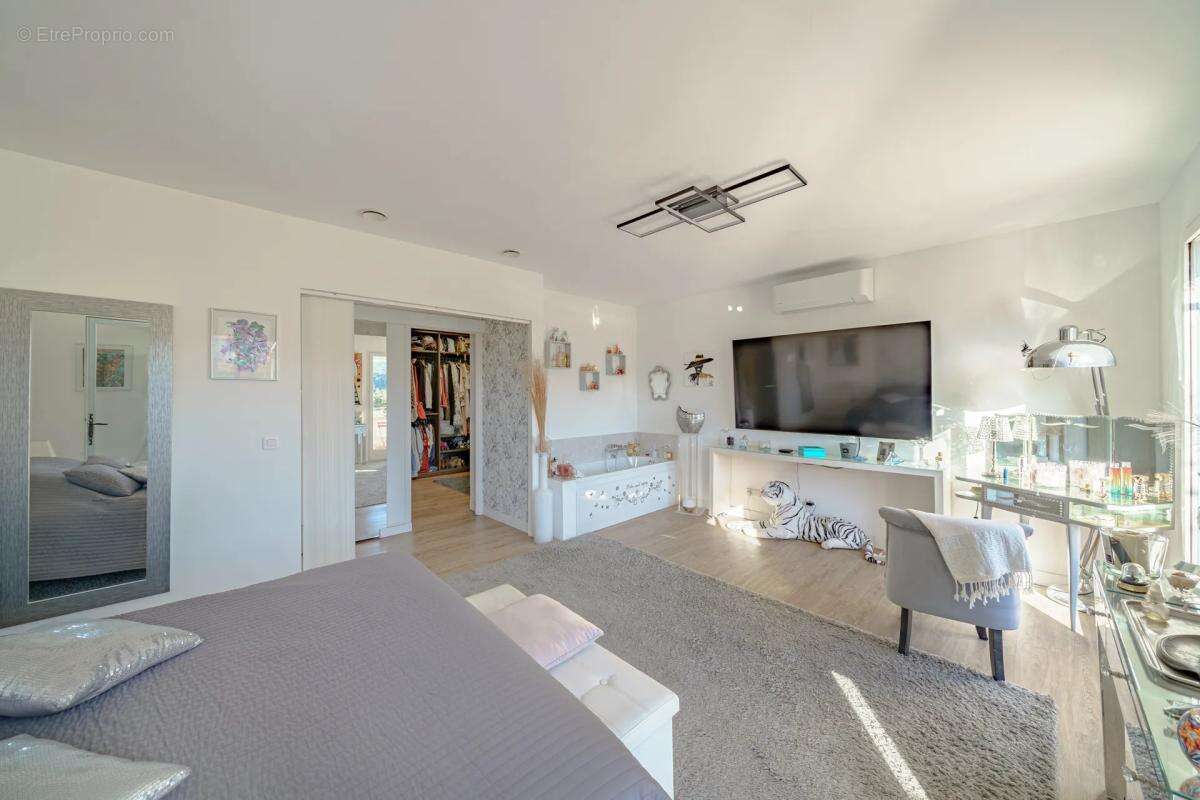 Maison à CUGES-LES-PINS