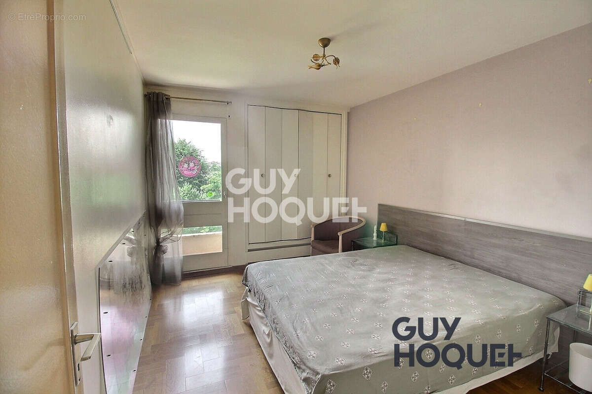 Appartement 5 pièces ? Résidence recherchée avec parking et cave  Découvrez ce bel appartement de 5 pièces, situé au sein d'une  - photo 7