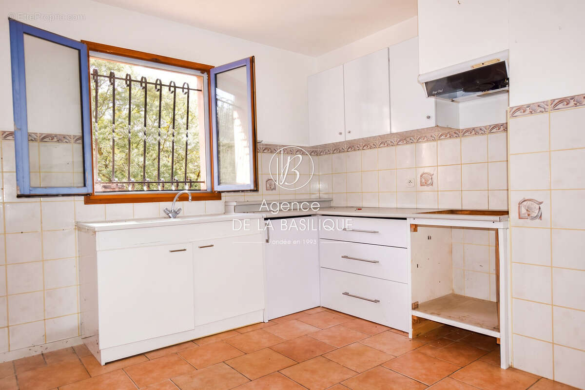 Maison 165 m² à Saint-Maximin-La-Sainte-Baume  - photo 4