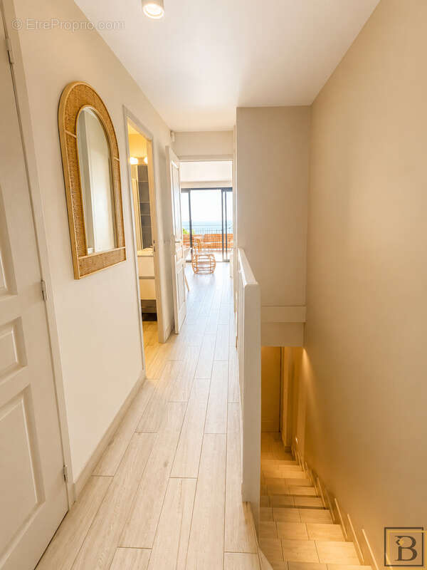 Vue mer pour ce 3 pièces avec terrasse et parking. Idéal investissement locatif à Cannes. - photo 7