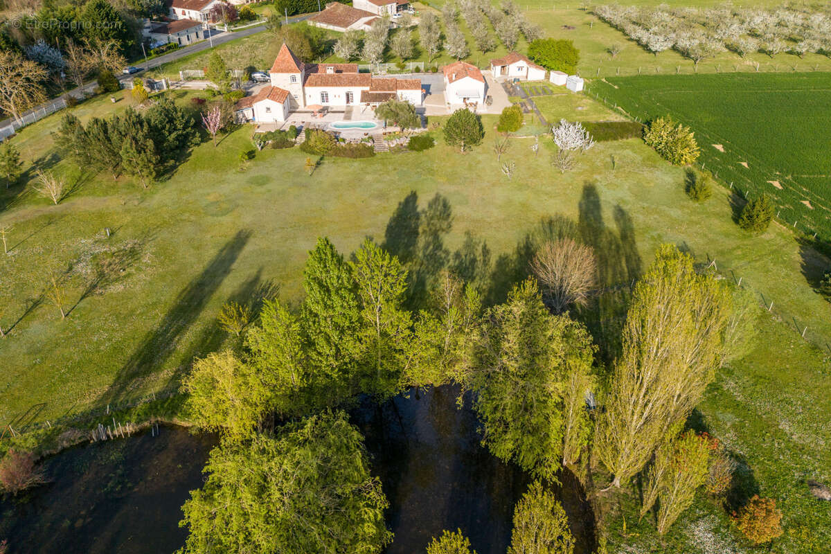 Propriété de campagne avec piscine, annexe, terrain, garage et lac - photo 38