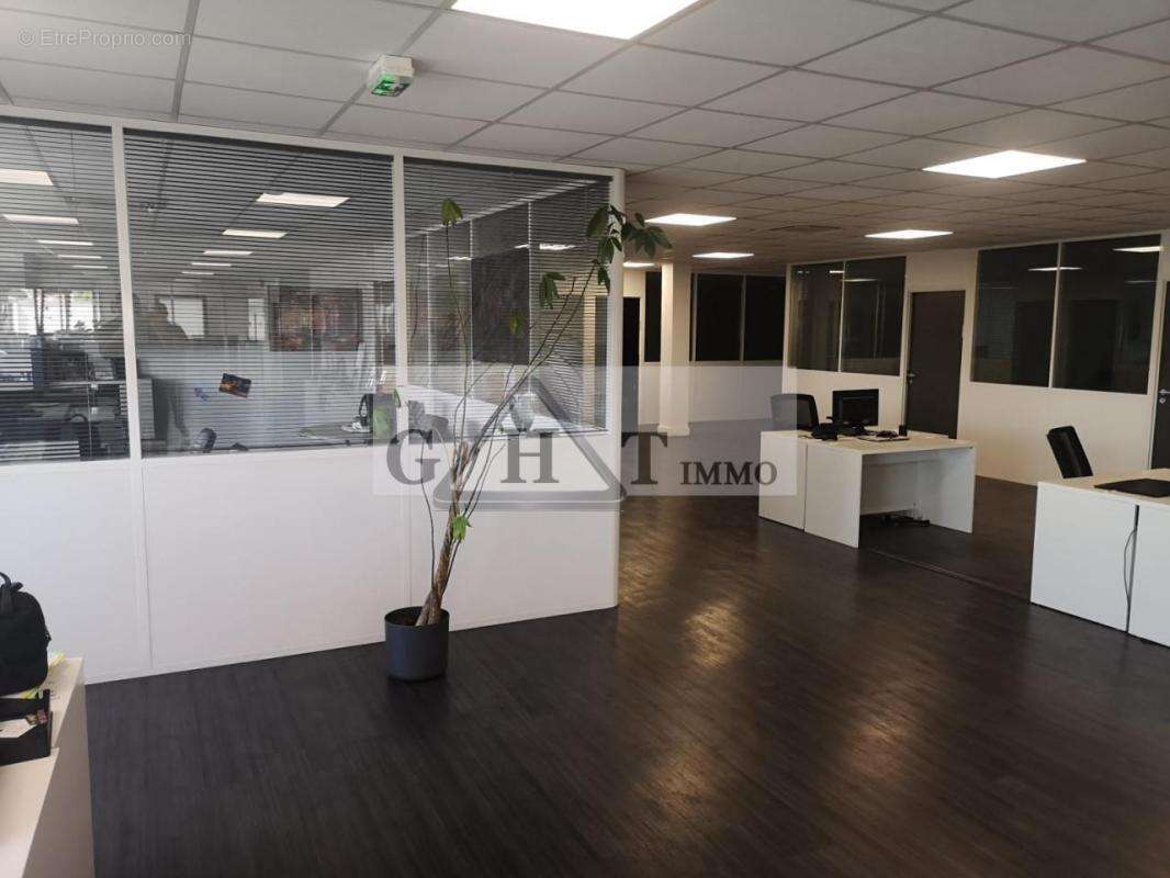 Commerce à NEUILLY-PLAISANCE