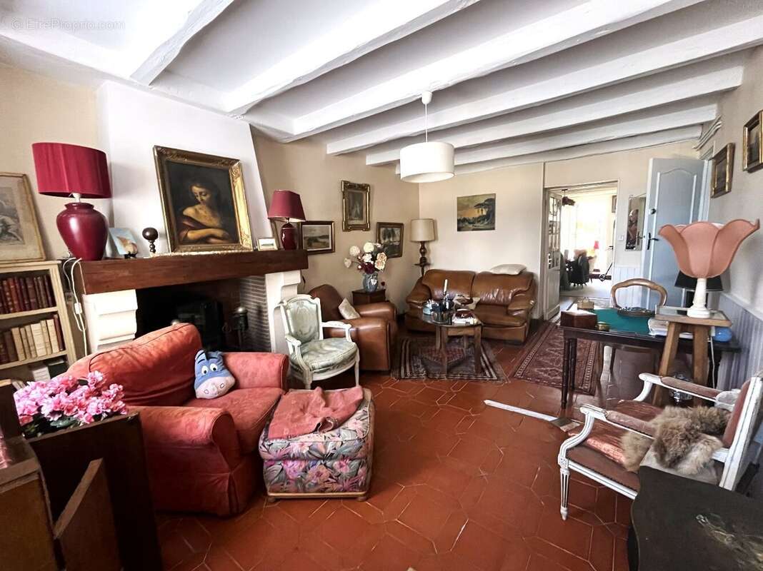 Maison à BORS(CANTON DE MONTMOREAU-SAINT-CYBARD)