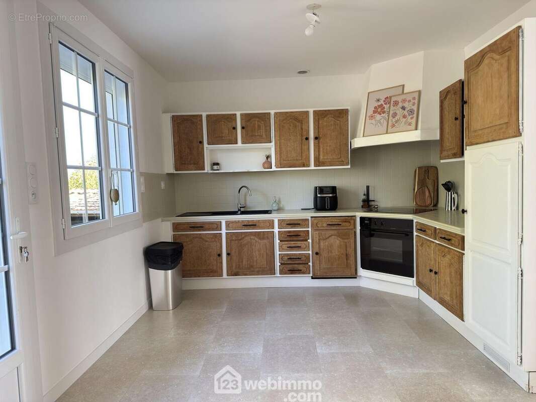 La cuisine est ouverte sur la pièce de vie. - Maison à TOUTLEMONDE