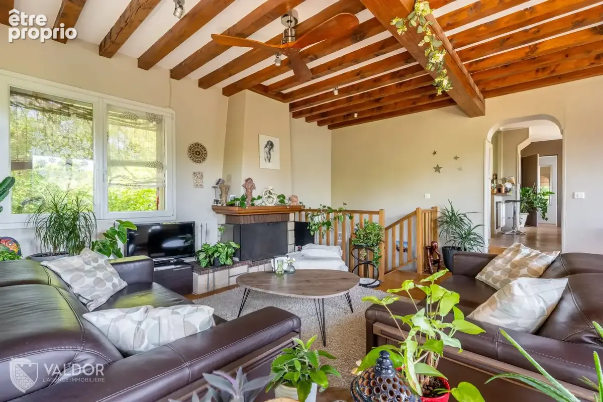 Dardilly – Chalet familial de 7 pièces avec piscine et jardin paysager - photo 3