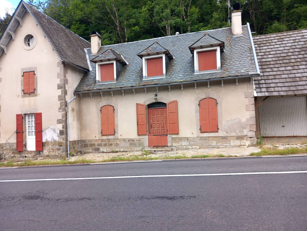 Maison à SAINT-JACQUES-DES-BLATS