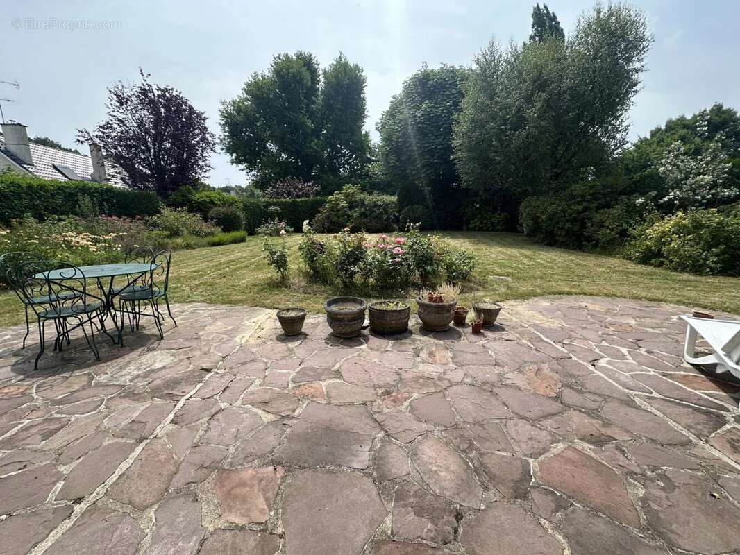 Maison à LE MESNIL-SAINT-DENIS