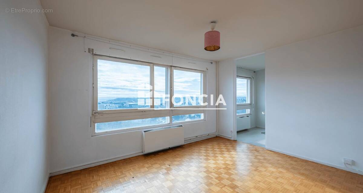 Appartement à PIERRE-BENITE