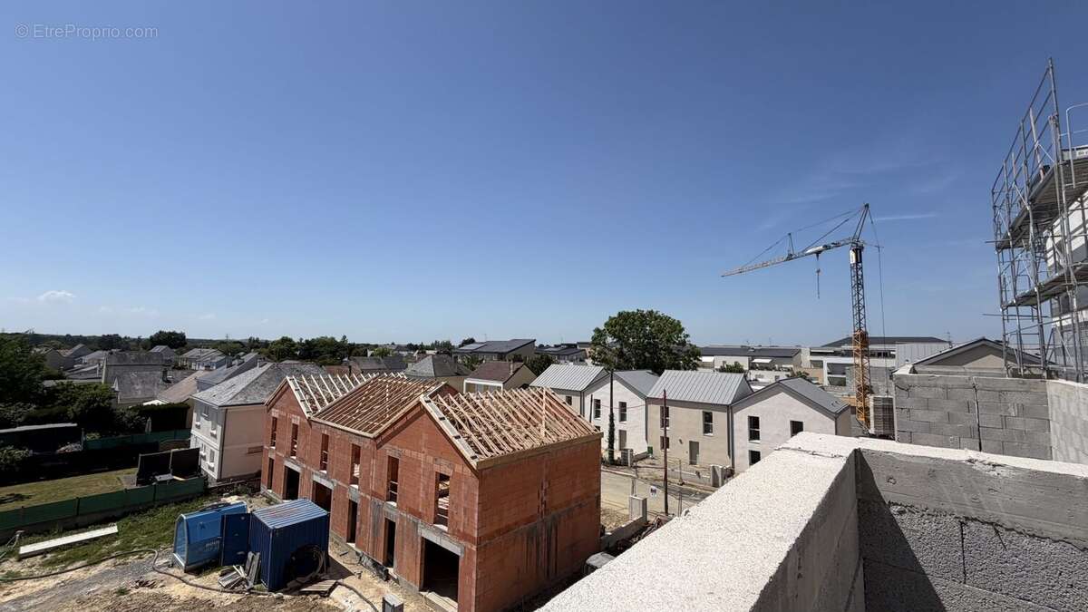 Maison 97 m² à Avrille  - photo 4