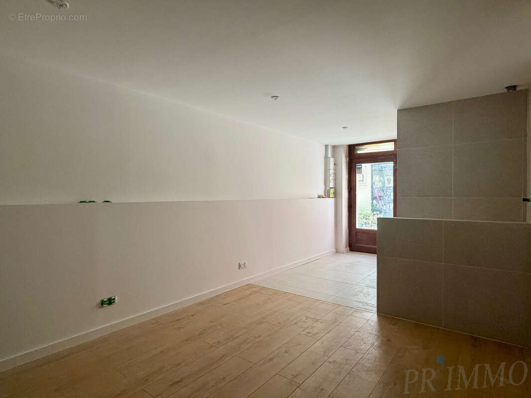 À vendre   appartement studio/local commercial 25 m2 entièrement rénové   fréjus centre-ville - photo 3