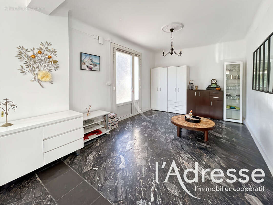 Appartement à CEYRESTE