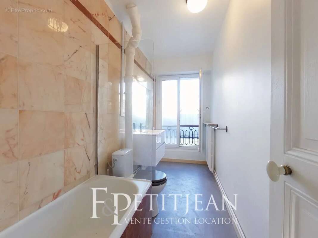 Appartement à PARIS-16E