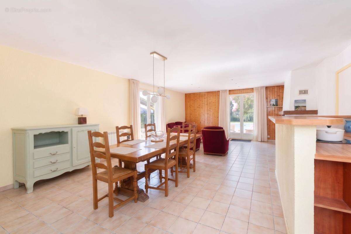 Une maison aux beaux volumes dans un cadre privilégié - photo 4