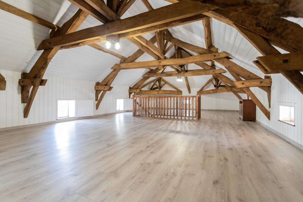 Country property with numerous outbuildings - photo 3