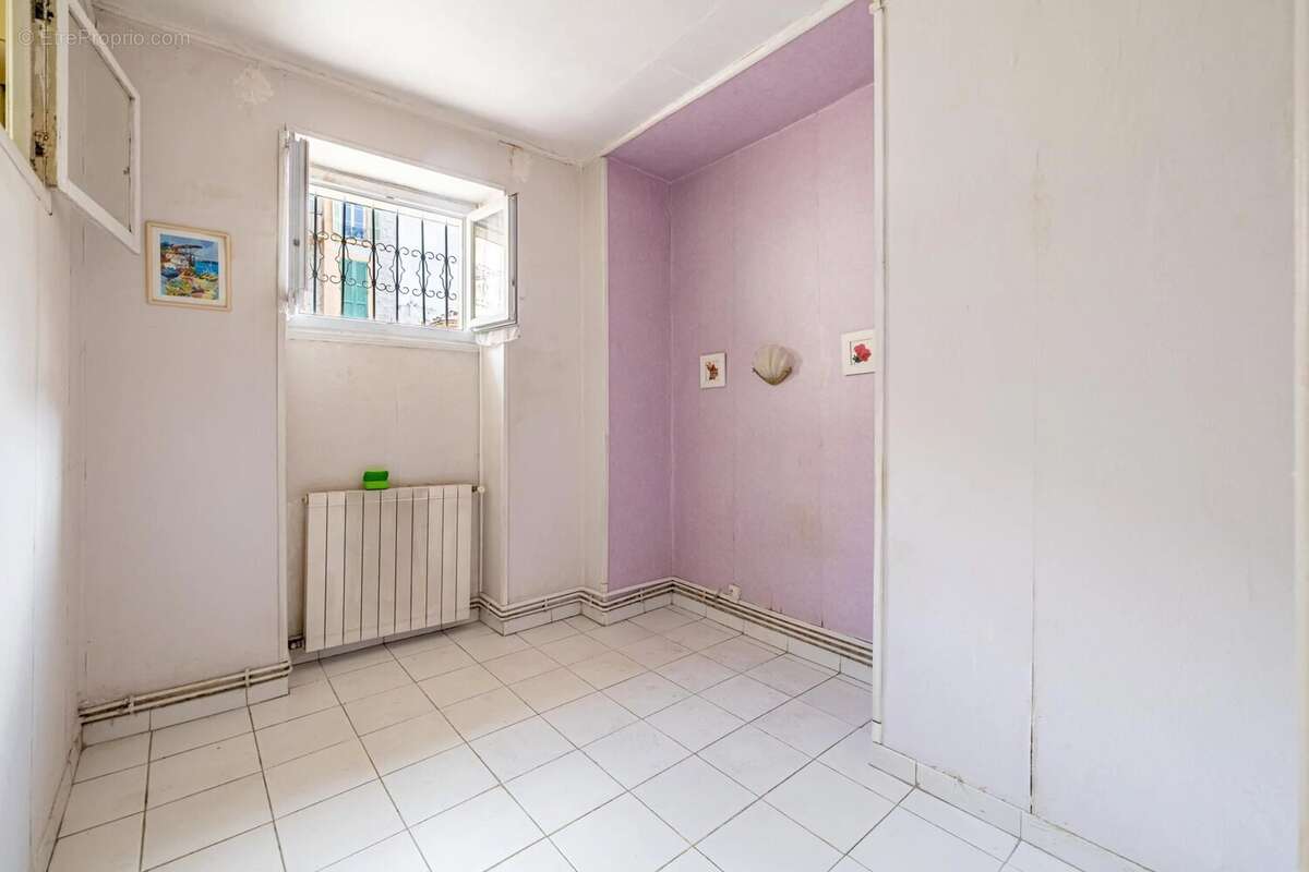 Nice - Le Port - Appartement 2 pièces à rénover, avec balcon - photo 10