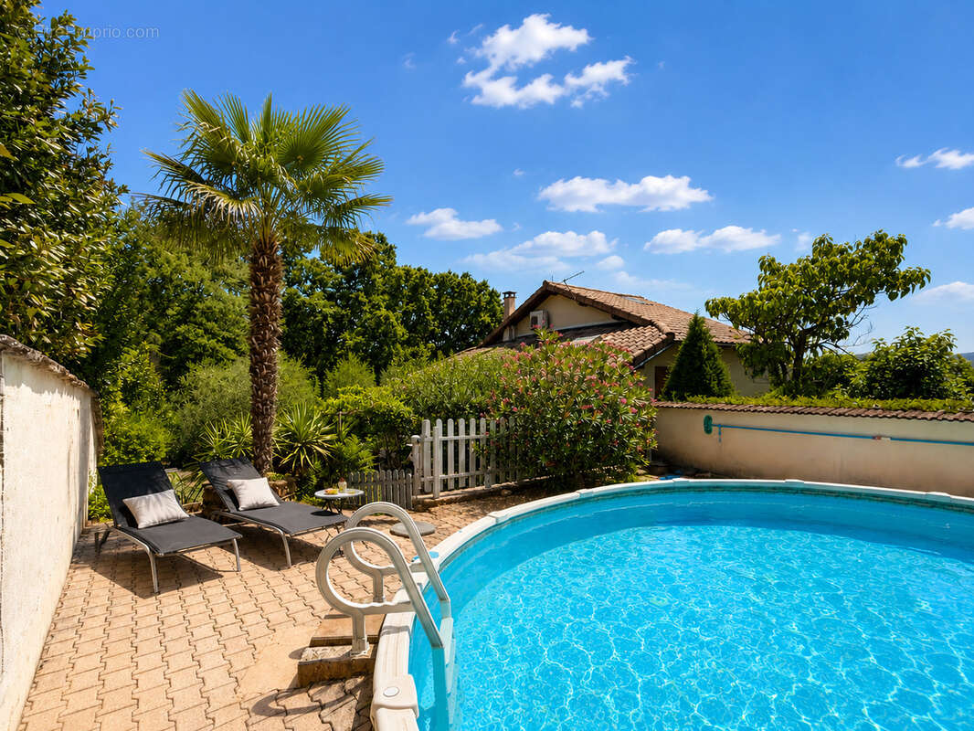 Maison familiale aux volumes généreux avec piscine, dépendances et terrain de 1 400 m2 - photo 5