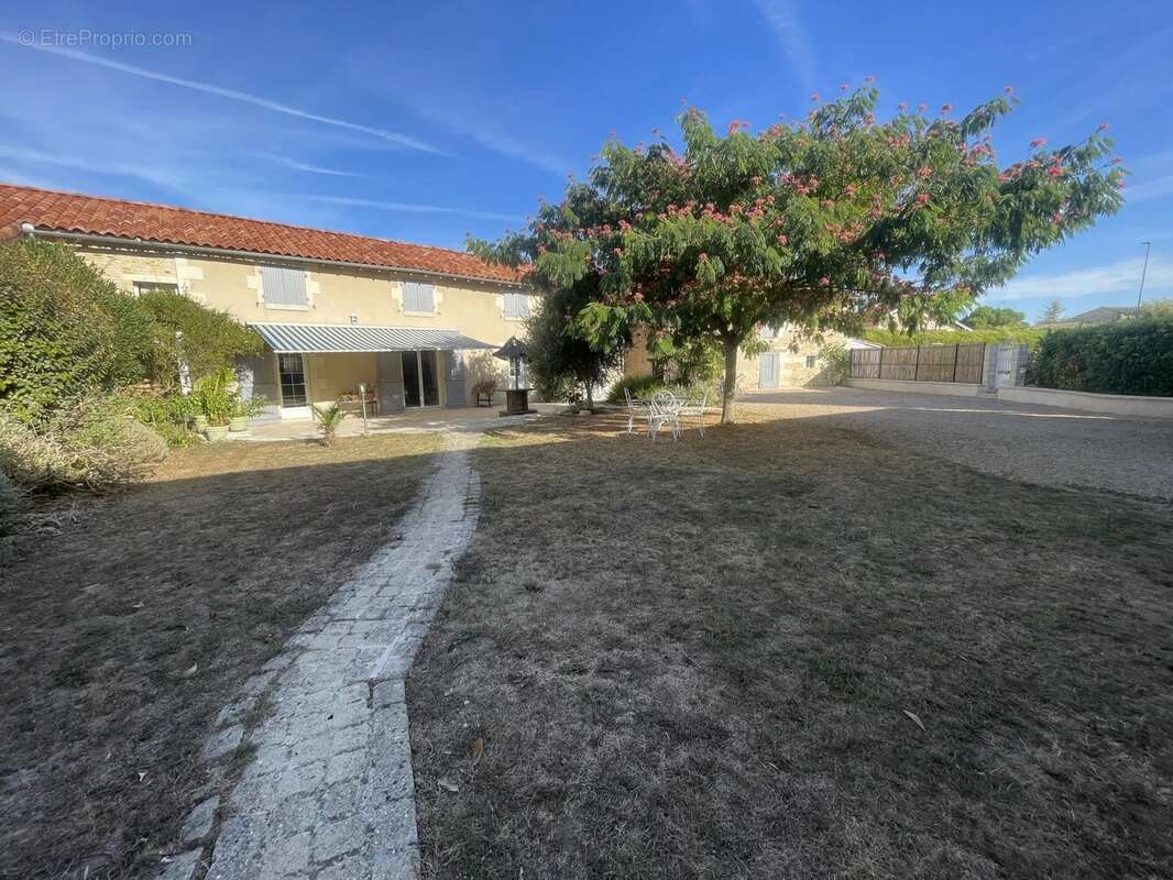 Belle maison en pierre avec dépendances – 167 m² - photo 14