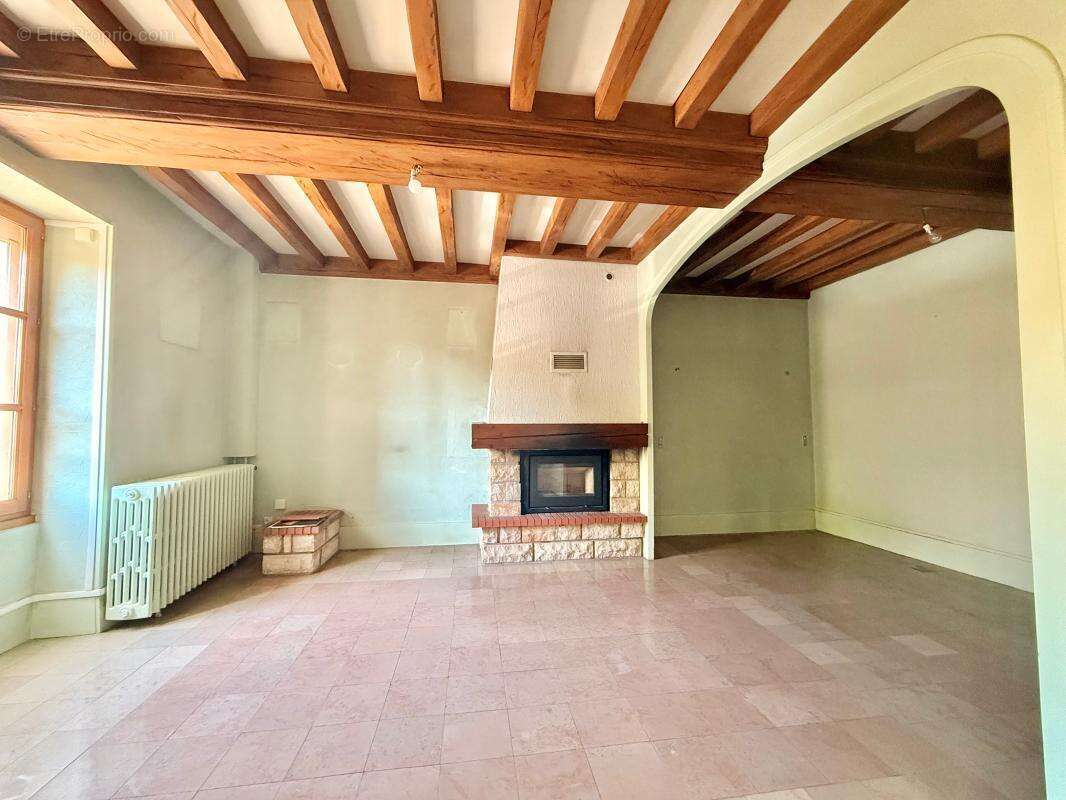 Maison avec 3 chambres et 2 garages sur un terrain de 742m² - photo 6