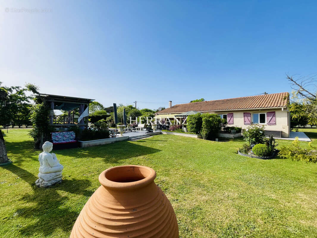 Maison à LAMOTHE-MONTRAVEL