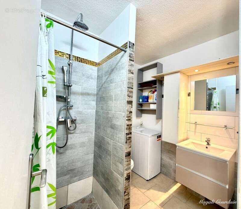 En exclusivite - a vendre studio rénové avec terrasse, parking privé et plages à pied - le moule - photo 4