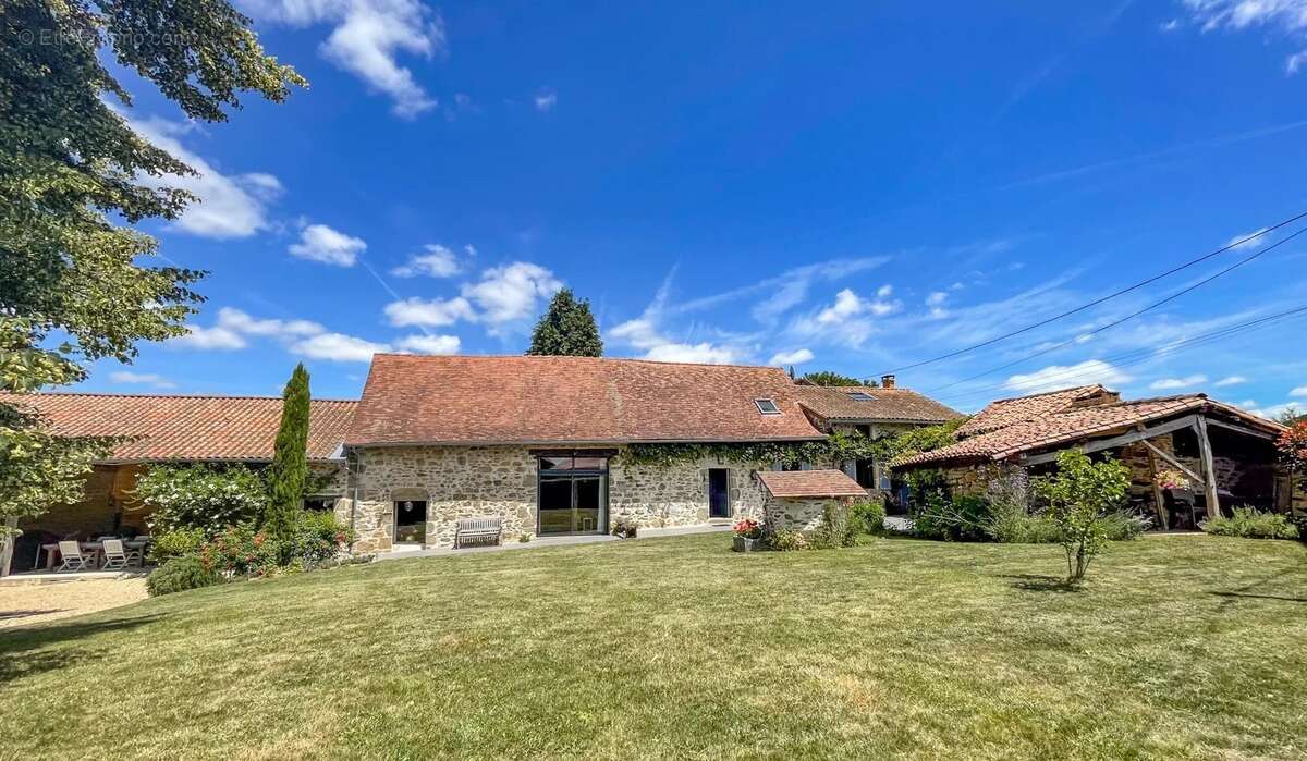 Deux maisons mitoyennes en pierre avec une jolie piscine et des dépendances - photo 9