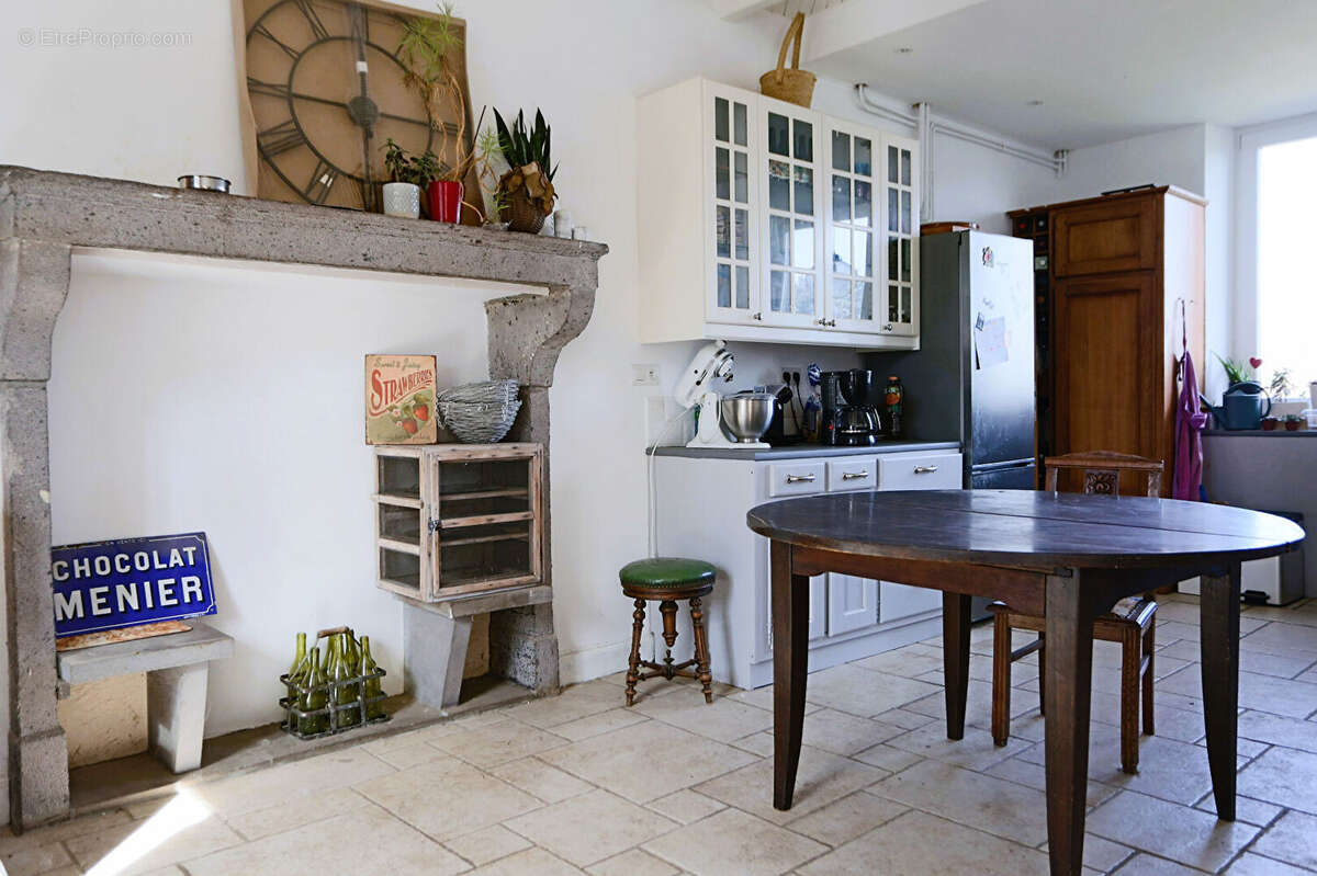 Propriété à Pouzol  composé d'une maison de 205m² et un gite de 92m² - photo 2