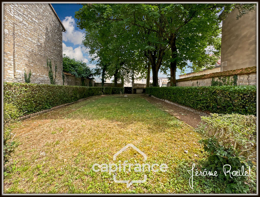 Hyper centre Neuville-de-Poitou – Maison de caractère 305 m² – Jardin, garages et fort potentiel - photo 29