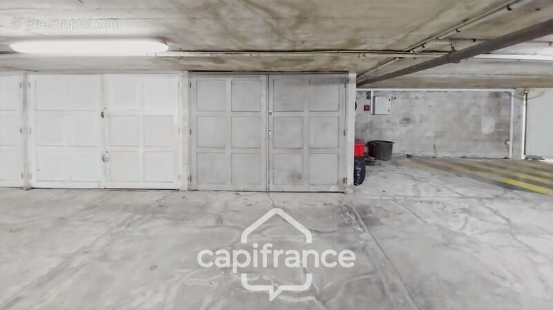 Parking à SAINT-MAUR-DES-FOSSES