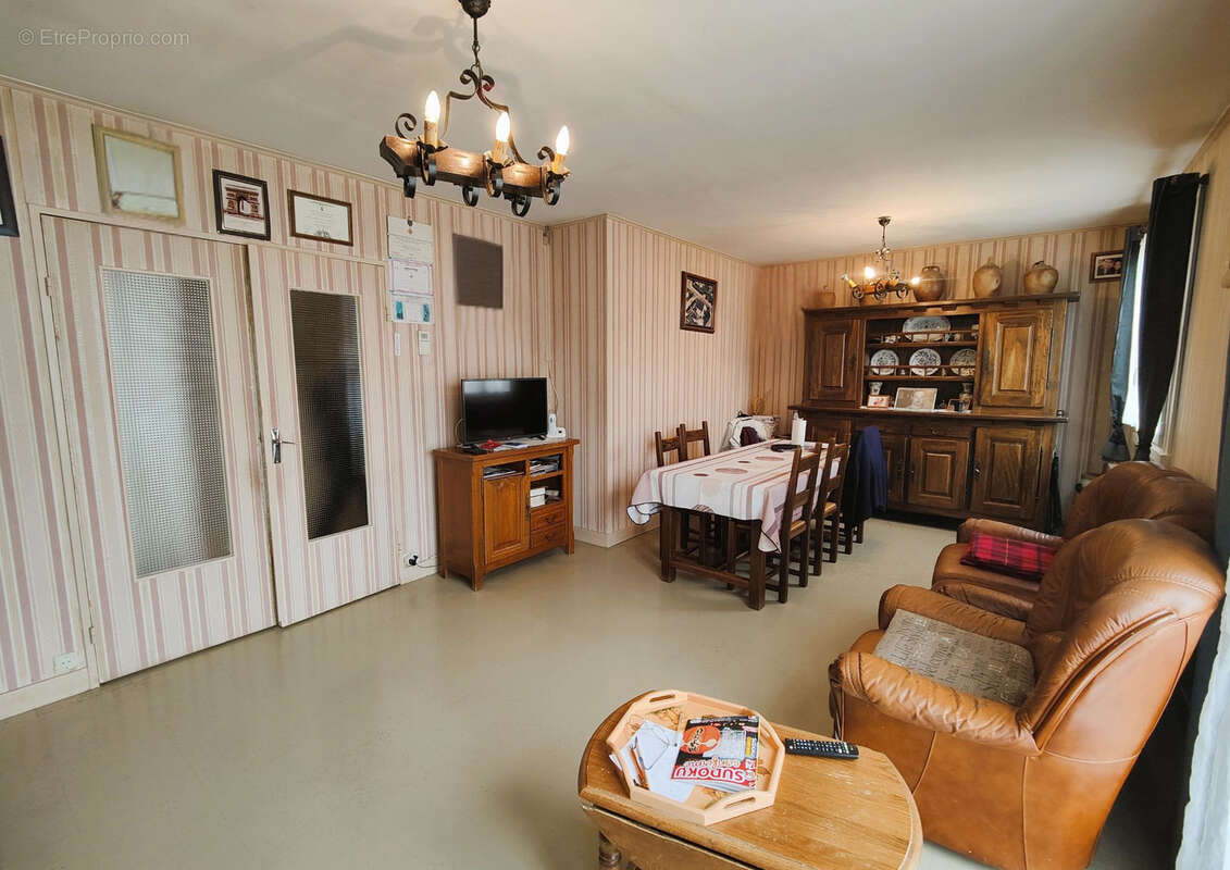 Maison à LAROCHE-SAINT-CYDROINE