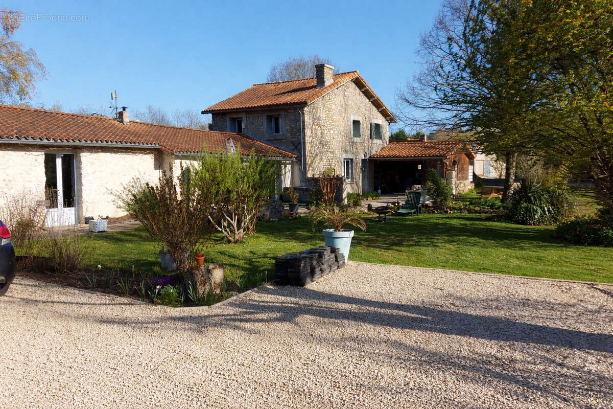 Maison à SAINT-MAURICE-LA-CLOUERE